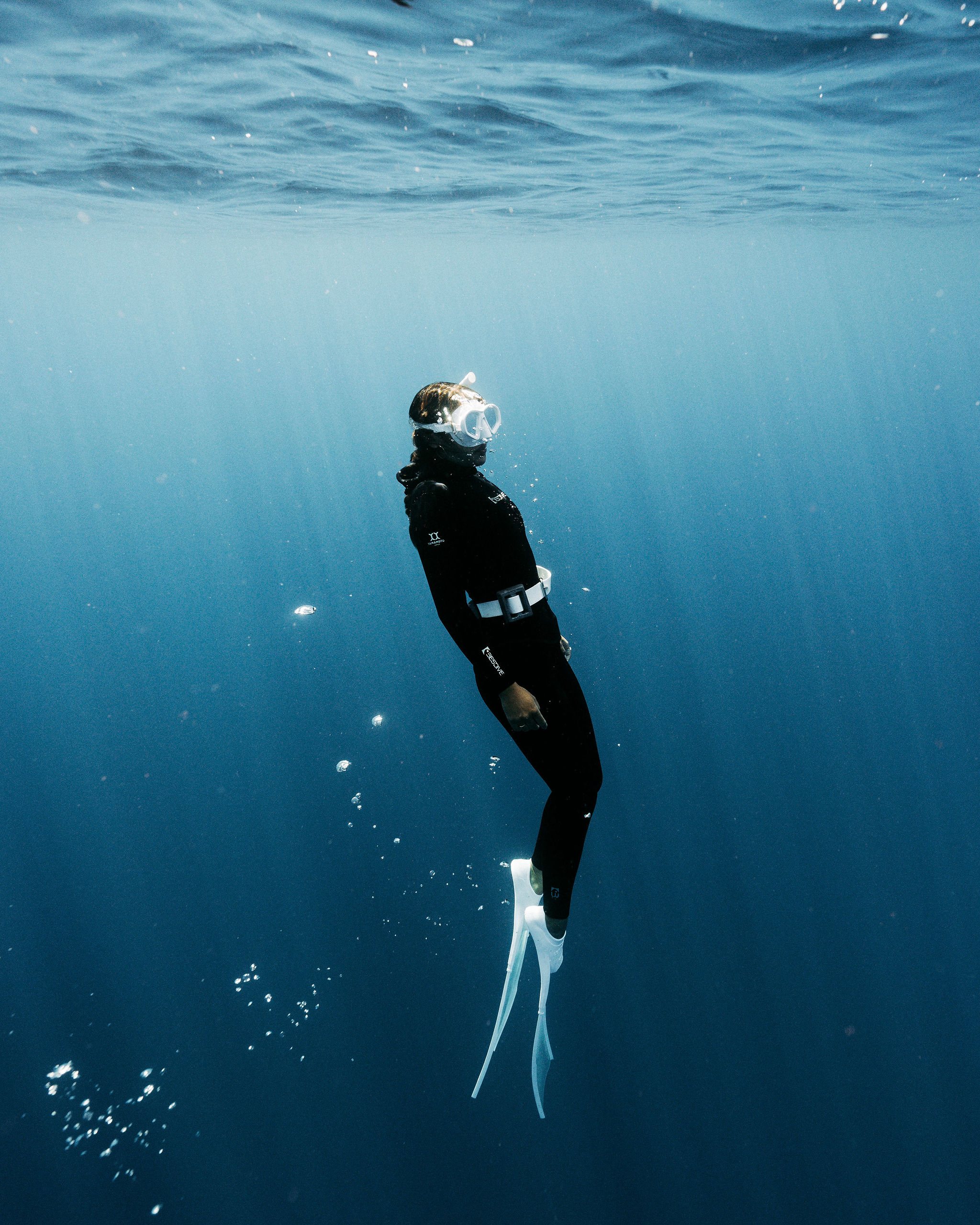 Freediver descending along a line